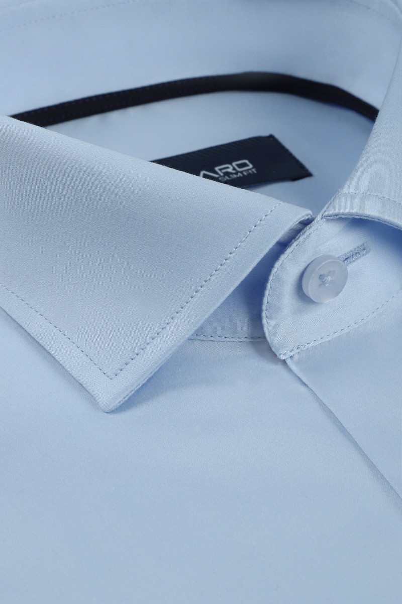 zbliżenie na kołnierz koszuli Villaro z granatową lamówką