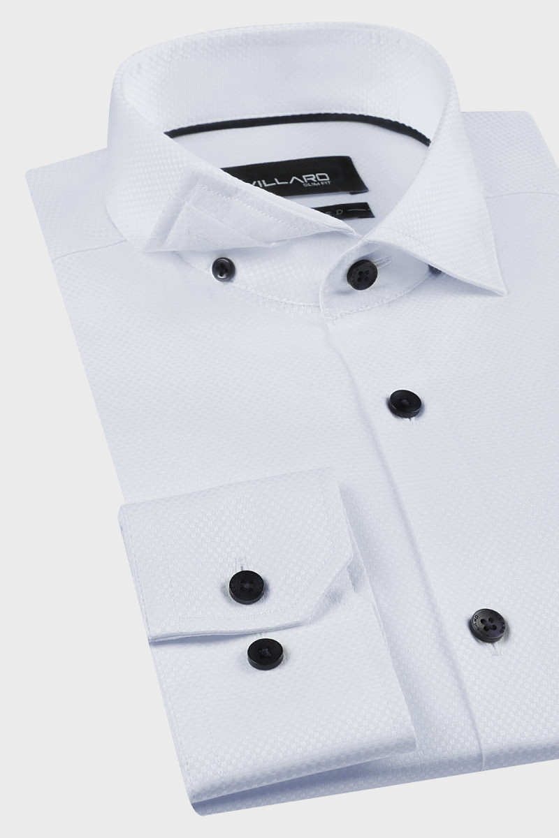 Plisa z granatowymi guzikami i logotypem Villaro – detal koszuli