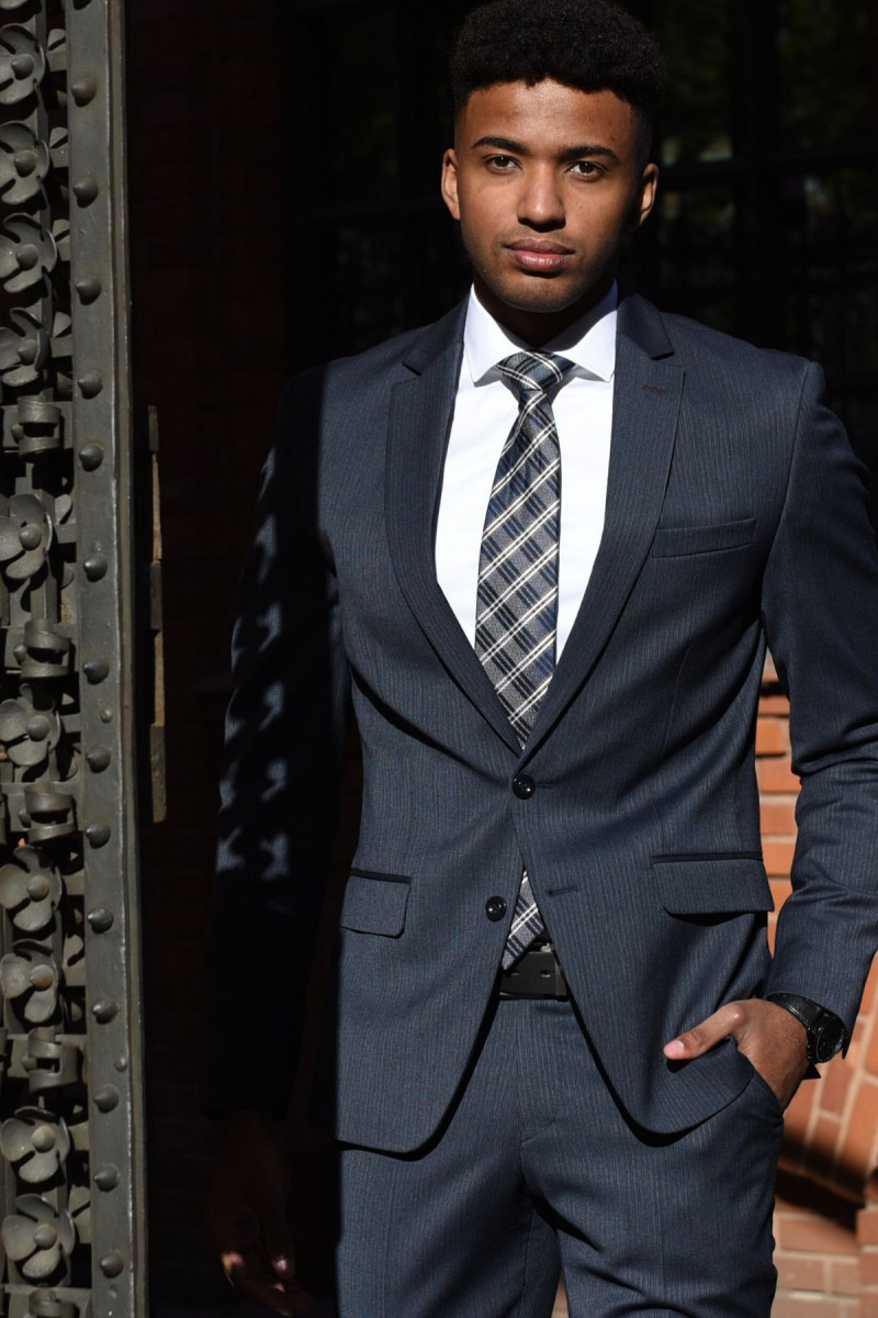 Marynarka garniturowa Vimonte granatowa – detal kołnierza i guzików