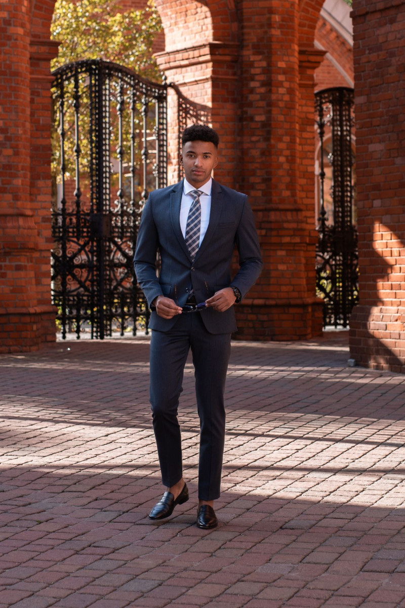 Granatowy garnitur męski Vimonte w prążek tenis