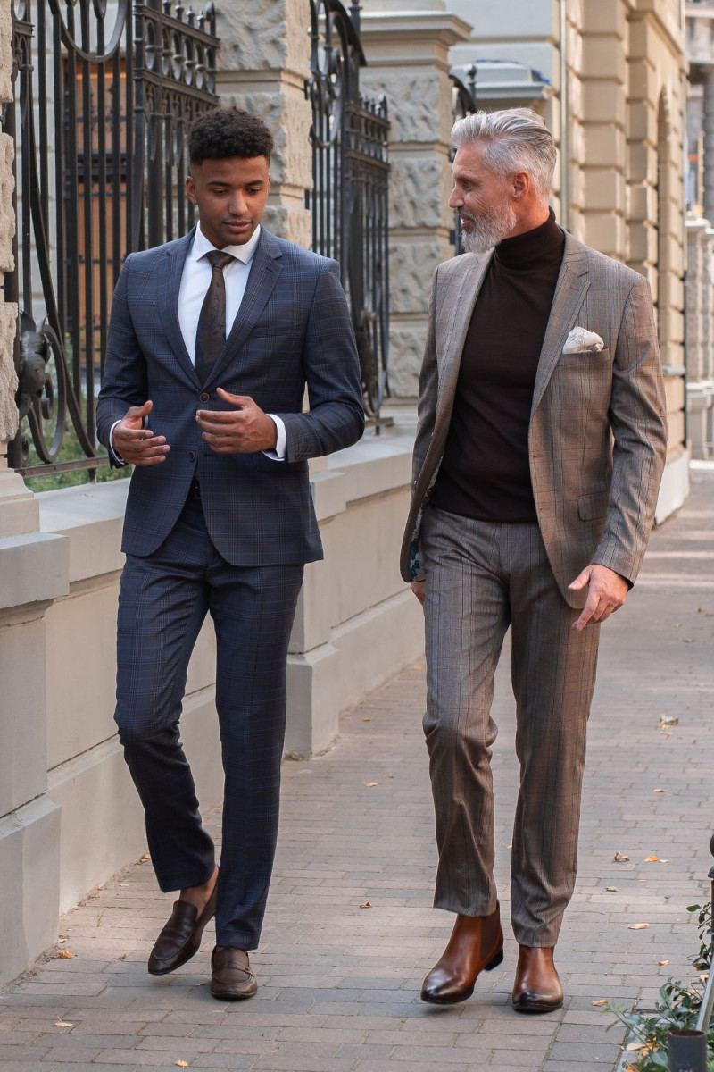 Brązowe spodnie męskie w kratę – styl wizytowy | Villaro