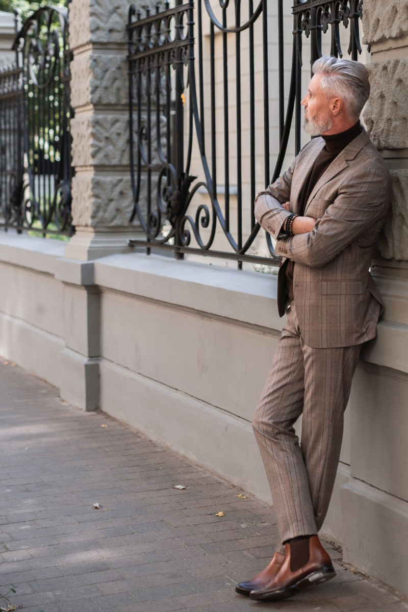 Brązowe spodnie męskie w kratę – styl wizytowy | Villaro