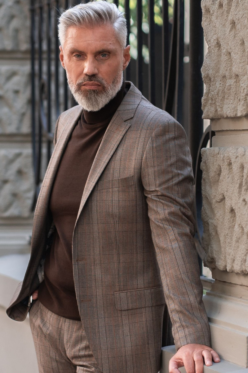 Stylowy golf męski Villaro – stylizacja z beżowym garniturem