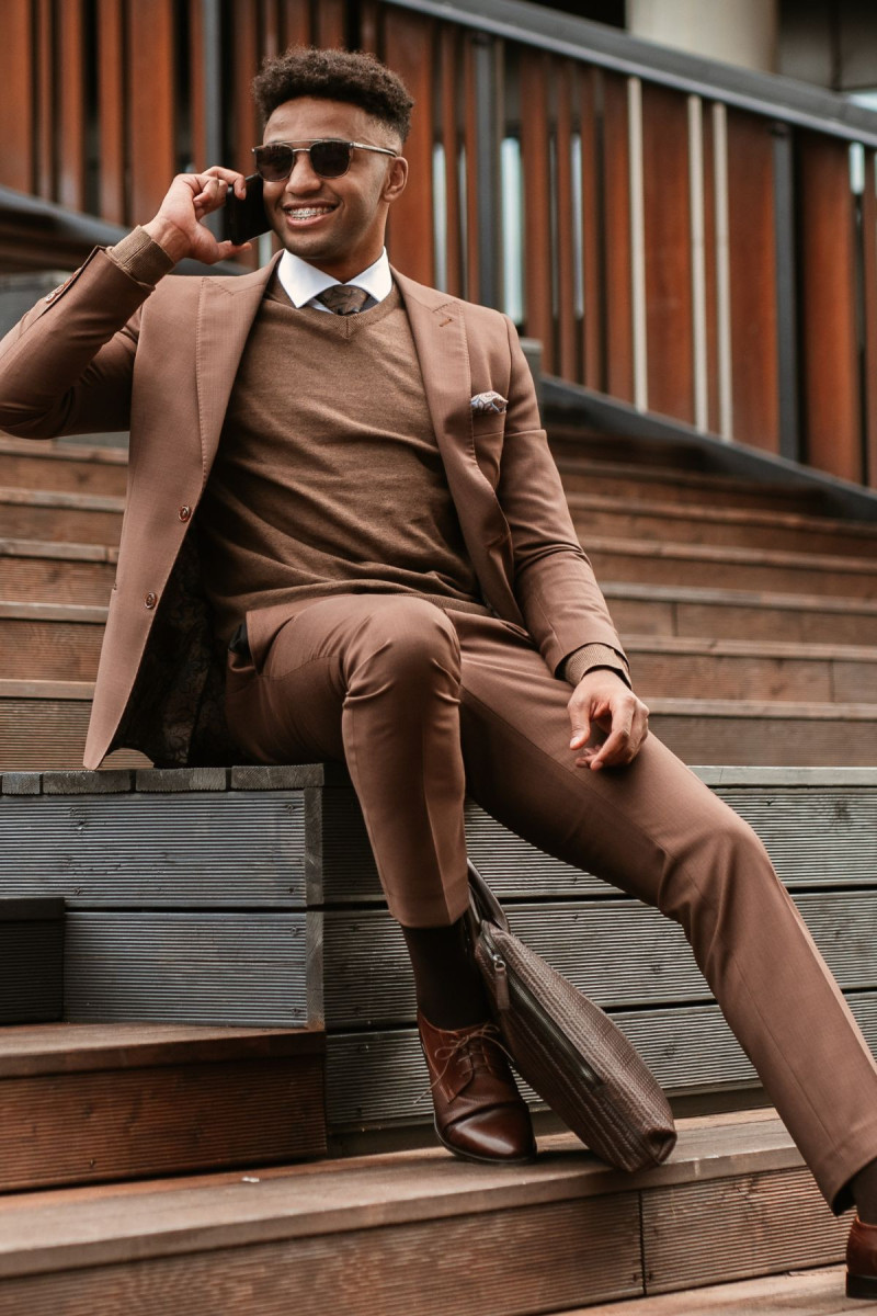 Stylowy sweter Villaro – elegancja i komfort na co dzień stylizacja z garniturem - cała sylwetka