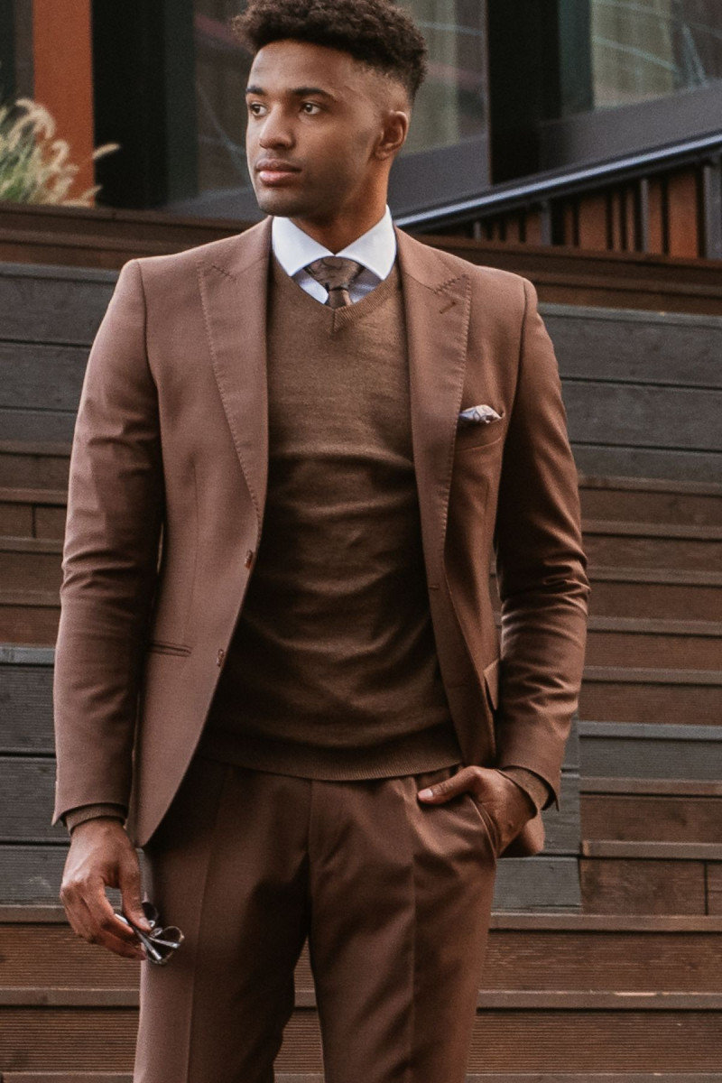 Brązowy sweter Villaro – elegancja i komfort na co dzień stylizacja z garniturem