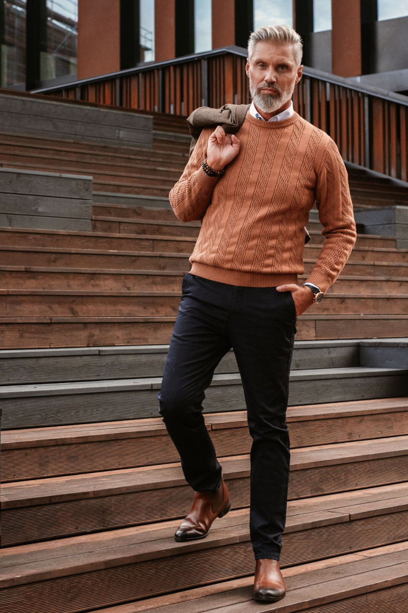 Pomarańczowy sweter męski z ażurowym splotem Villaro - cała sylwetka