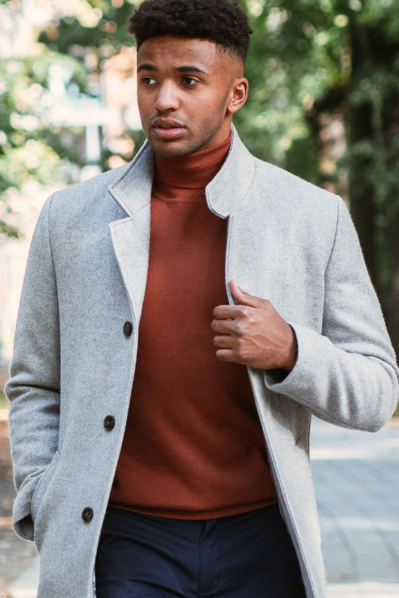 Sweter męski z golfem Villaro w kolorze pomarańczowym stylizacja z szarym płaszczem