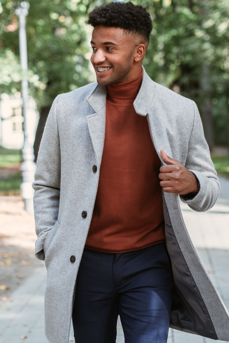 Pomarańczowy Sweter męski z golfem  stylizacja z szarym płaszczem