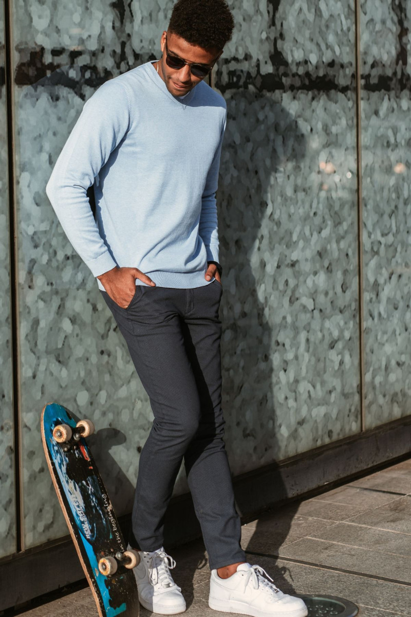 Sweter Villaro z dekoltem w serek – elegancki fason męski