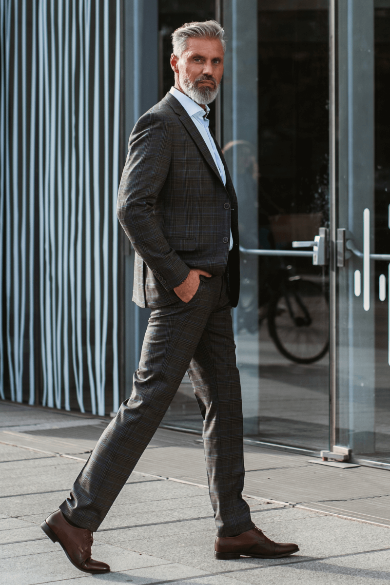 Brązowy garnitur męski w delikatną kratkę | Villaro