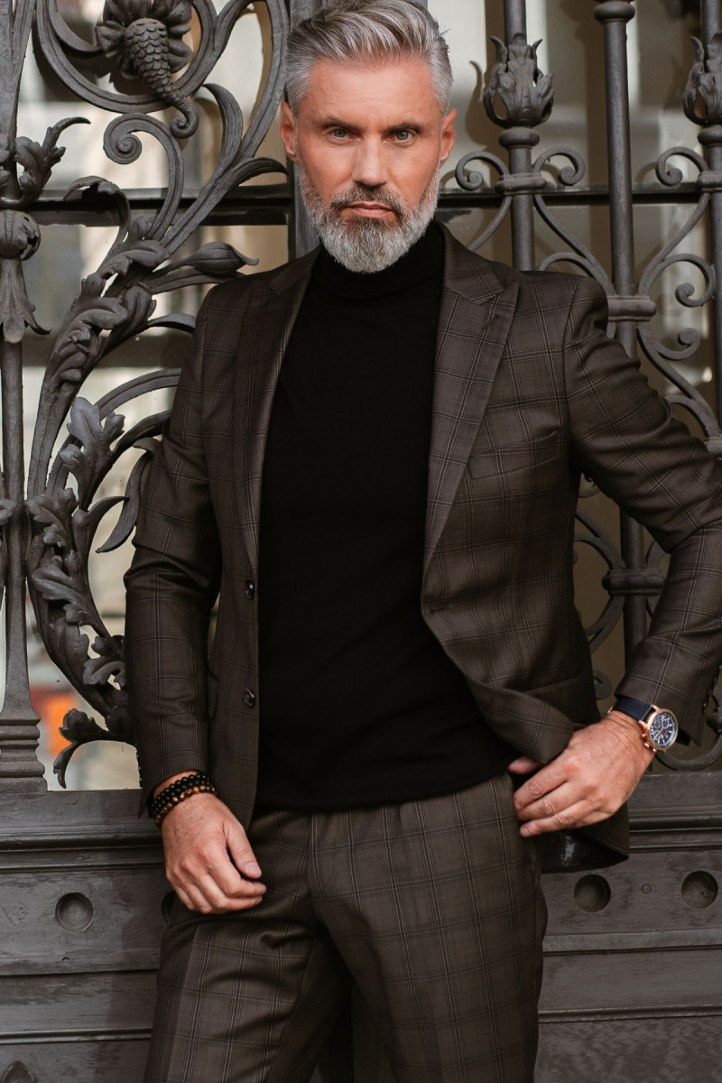 Brązowy ciemny garnitur męski wzór kratka | Villaro