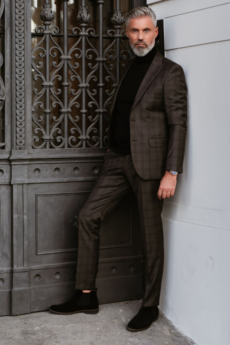 Brązowy ciemny garnitur męski wzór kratka | Villaro
