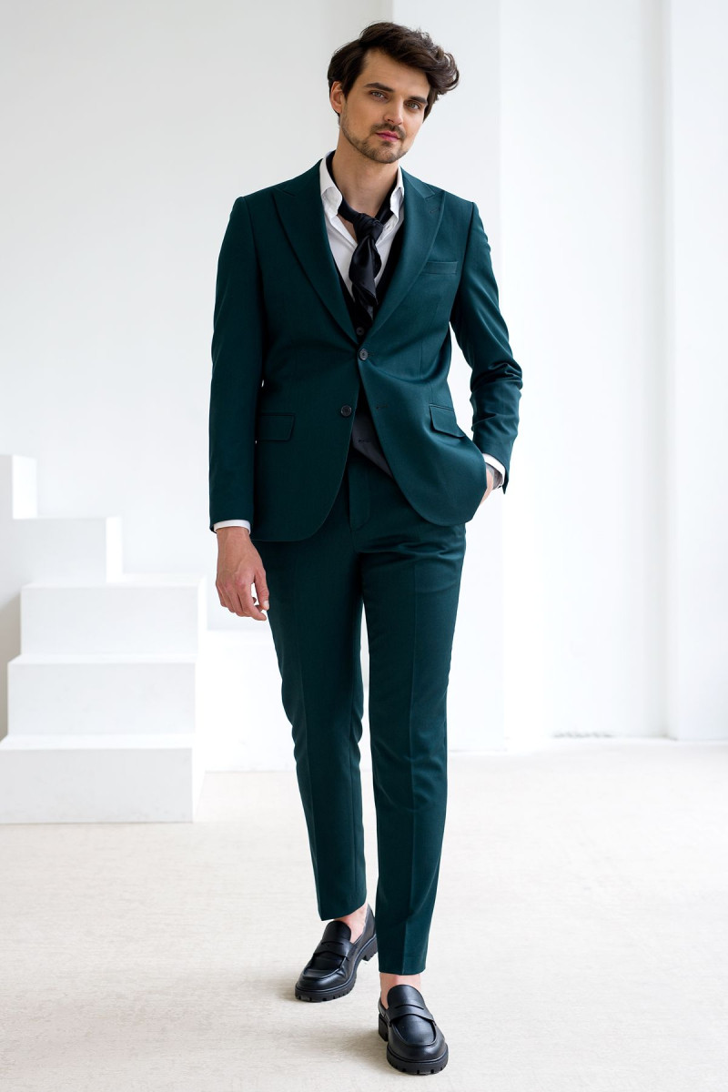 Granatowa kamizelka męska Villaro – stylizacja z zielonym garniturem