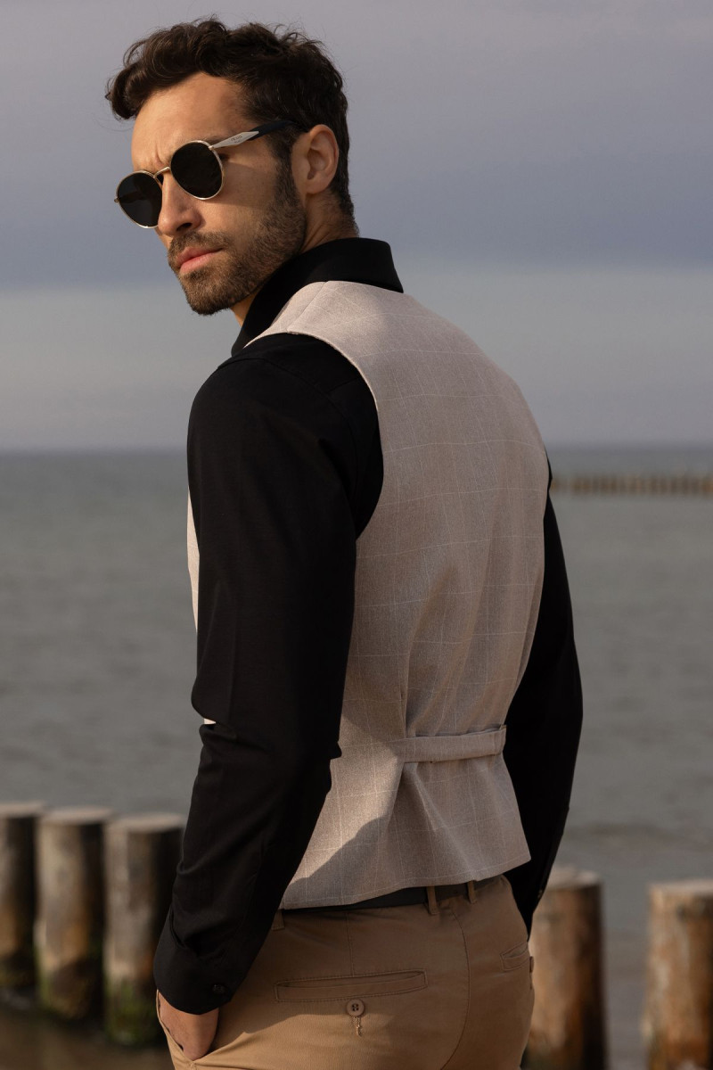 elegancka kamizelka męska slim fit kolor beżowy
