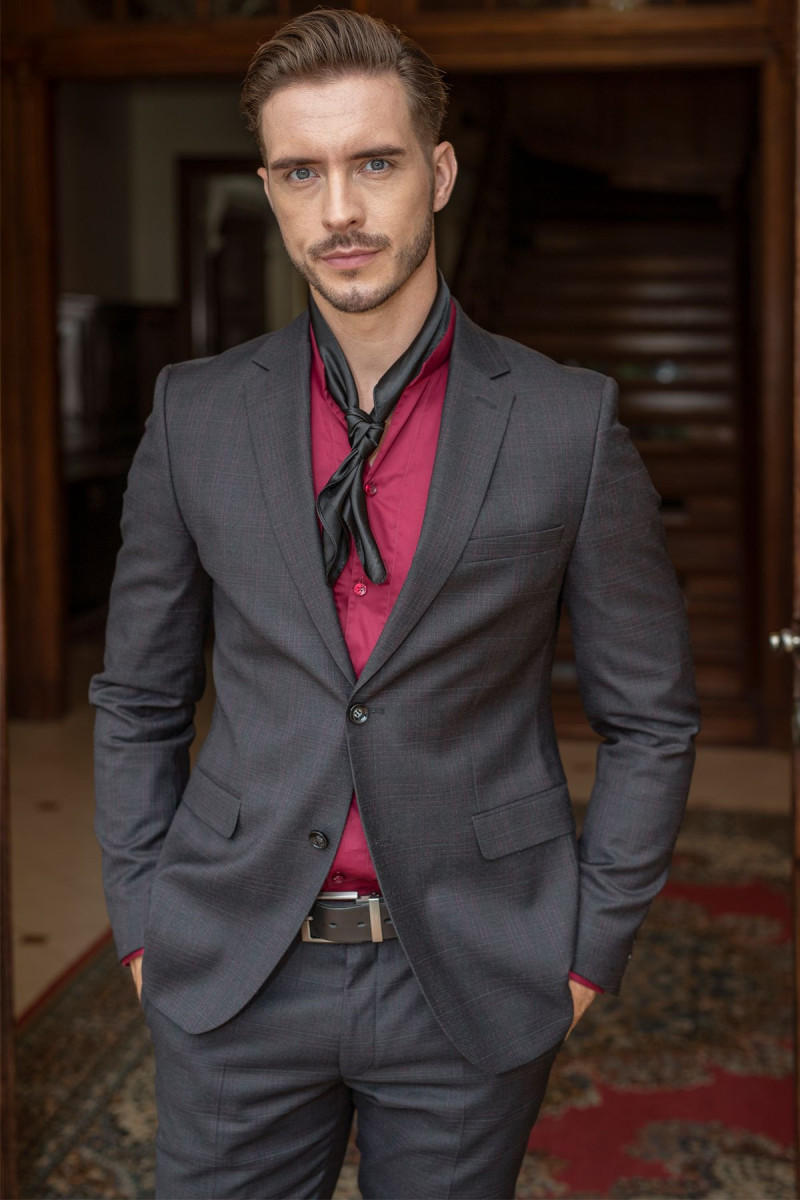 Czarny garnitur męski wzór krata | Villaro