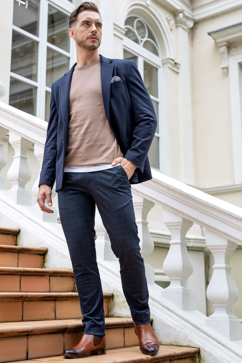 Elegancki beżowy sweter męski Villaro – smart casual cała sylwetka