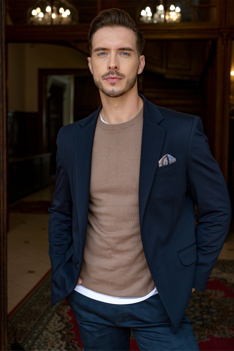 Elegancki beżowy sweter męski Villaro – smart casual