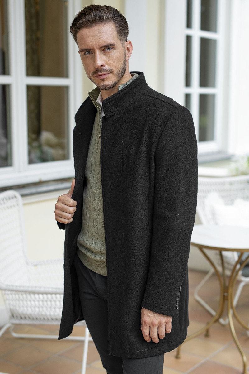 Guziki i klapy – zbliżenie frontu płaszcza Villaro