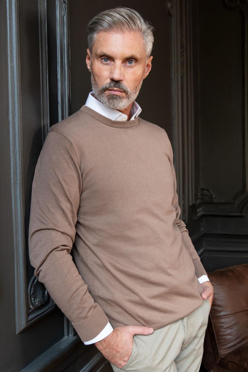 Beżowy sweter męski Villaro – klasyczny okrągły dekolt