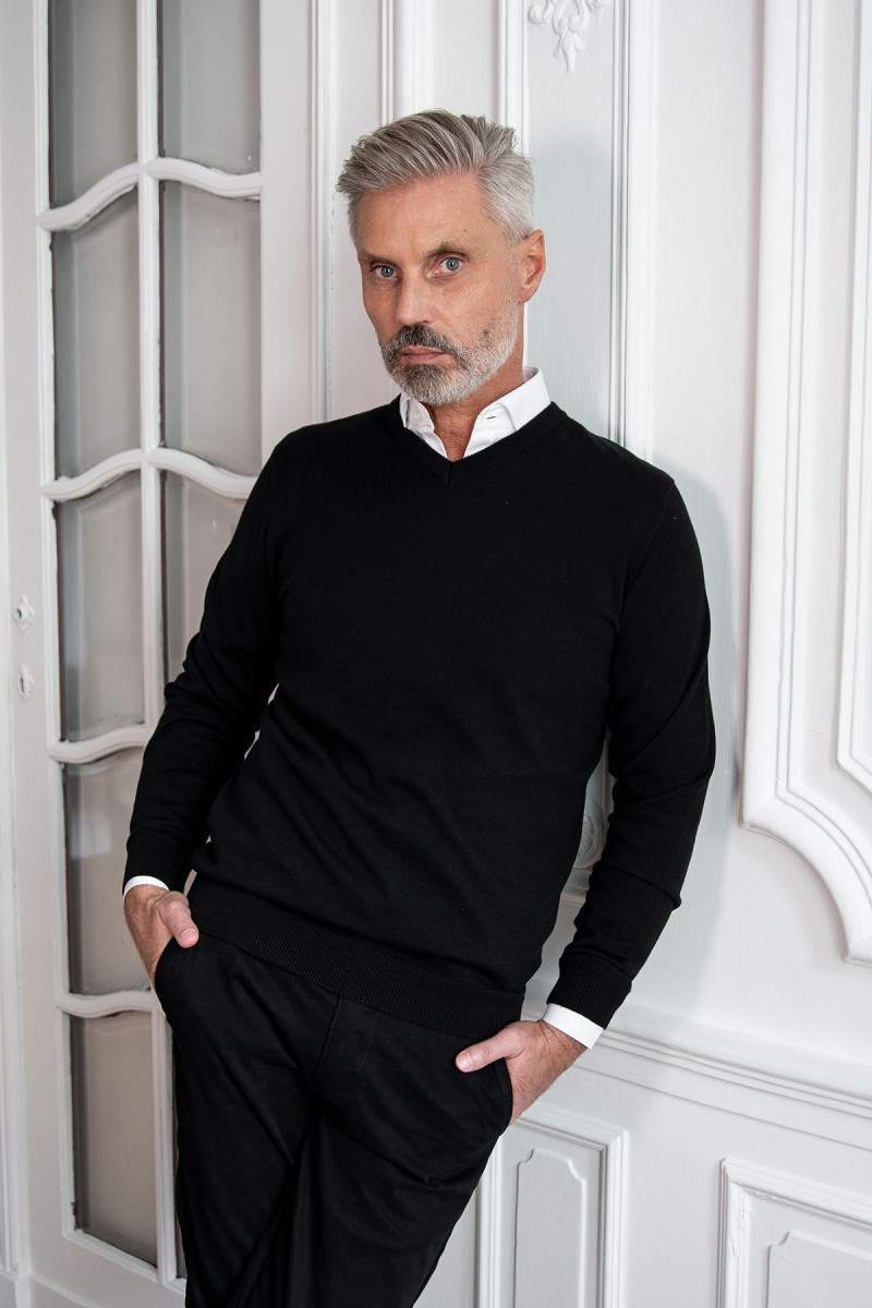 Gładka dzianina bawełniana – czarny sweter Villaro