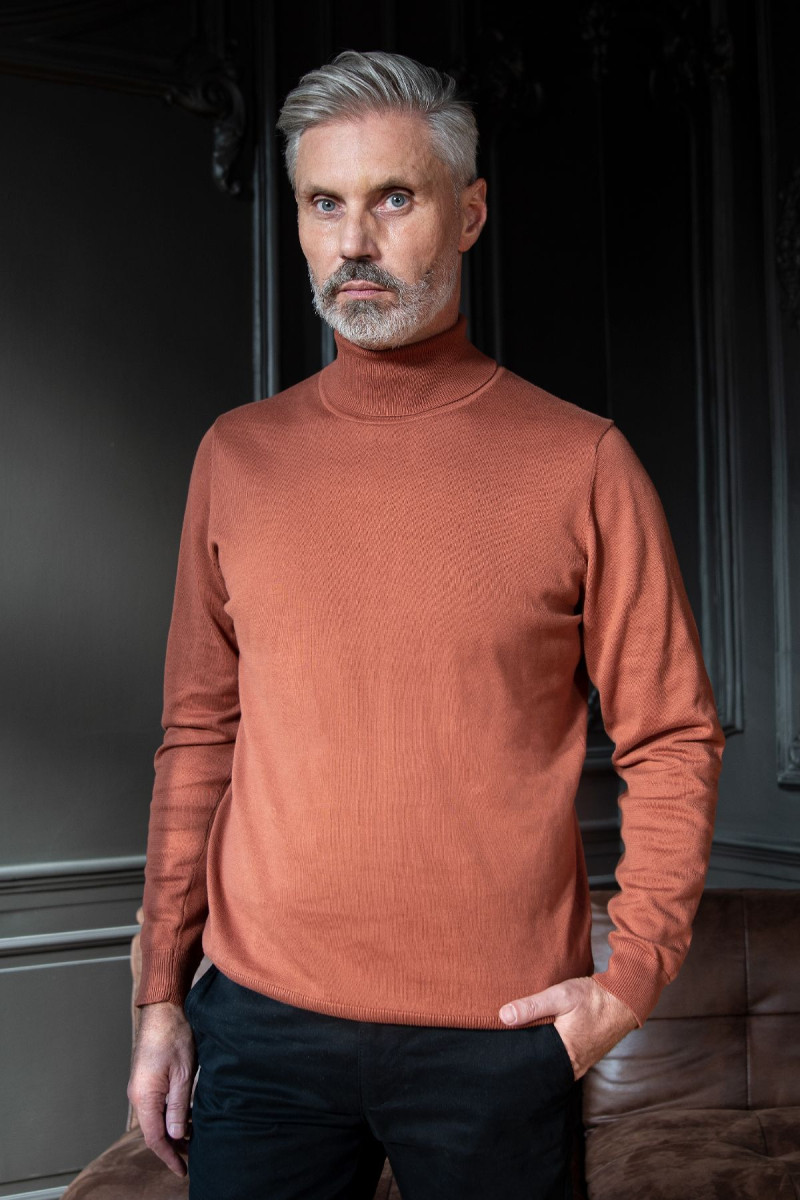 Gładka dzianina – pomarańczowy sweter golf Villaro