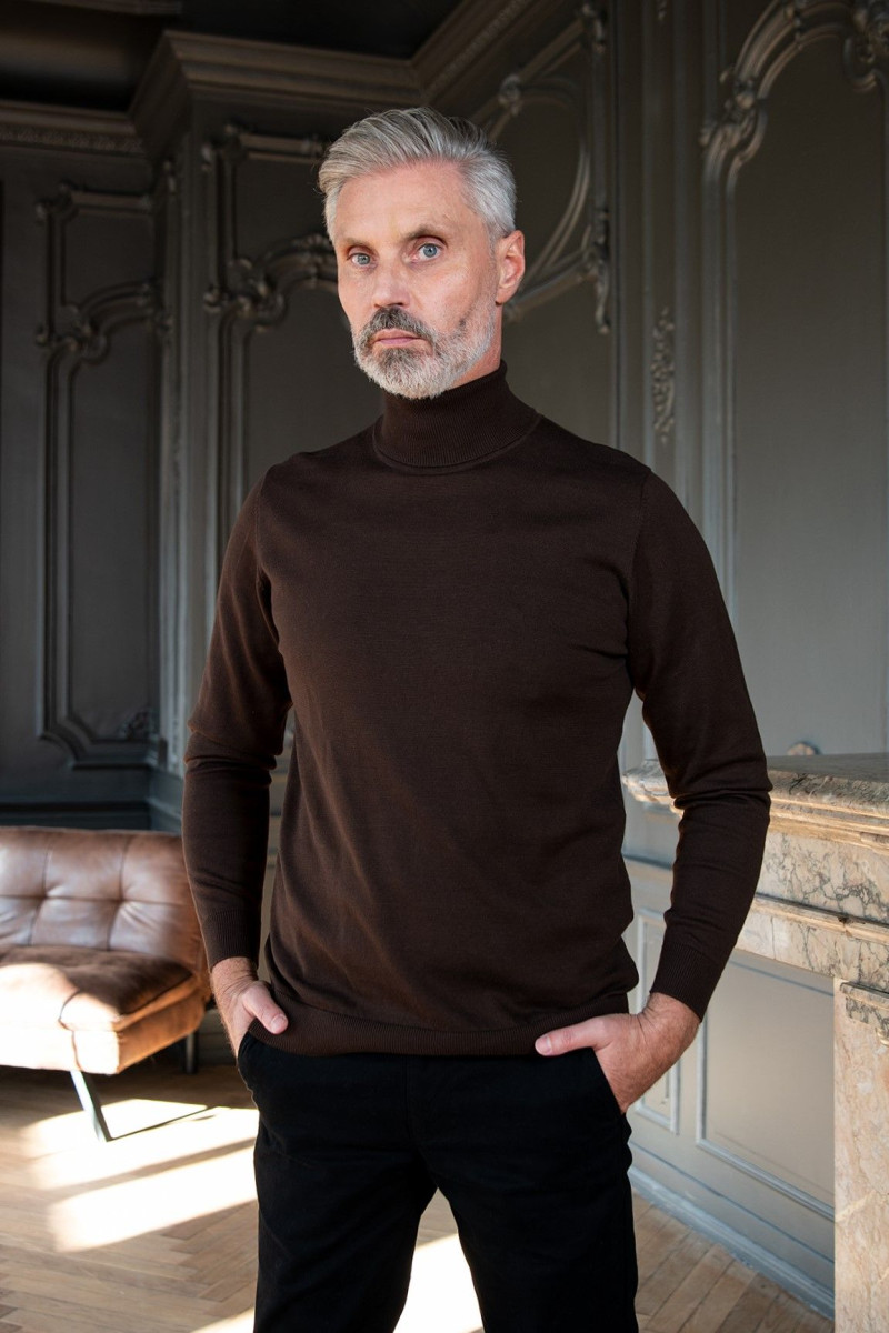 Brązowy sweter męski golf Villaro – elegancki model