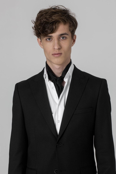 Czarna marynarka męska – linia ramion i klapy