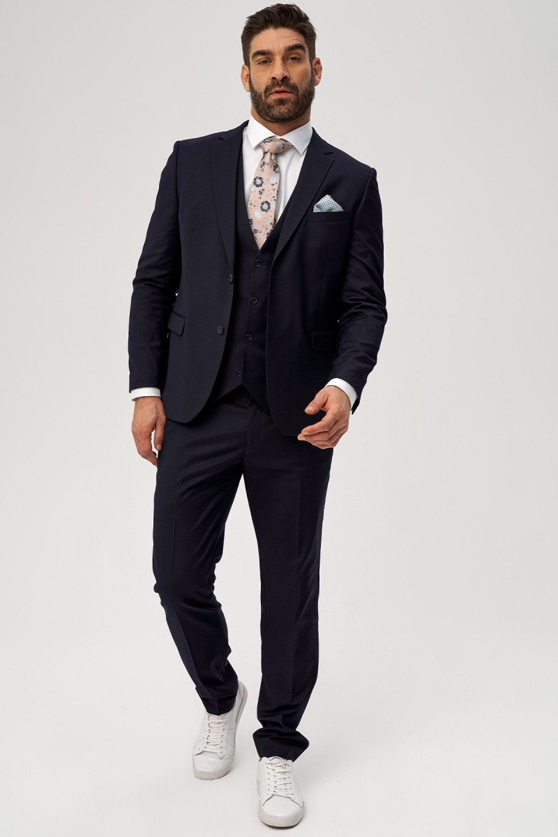 Granatowa kamizelka męska Villaro – stylizacja z granatowym garniturem