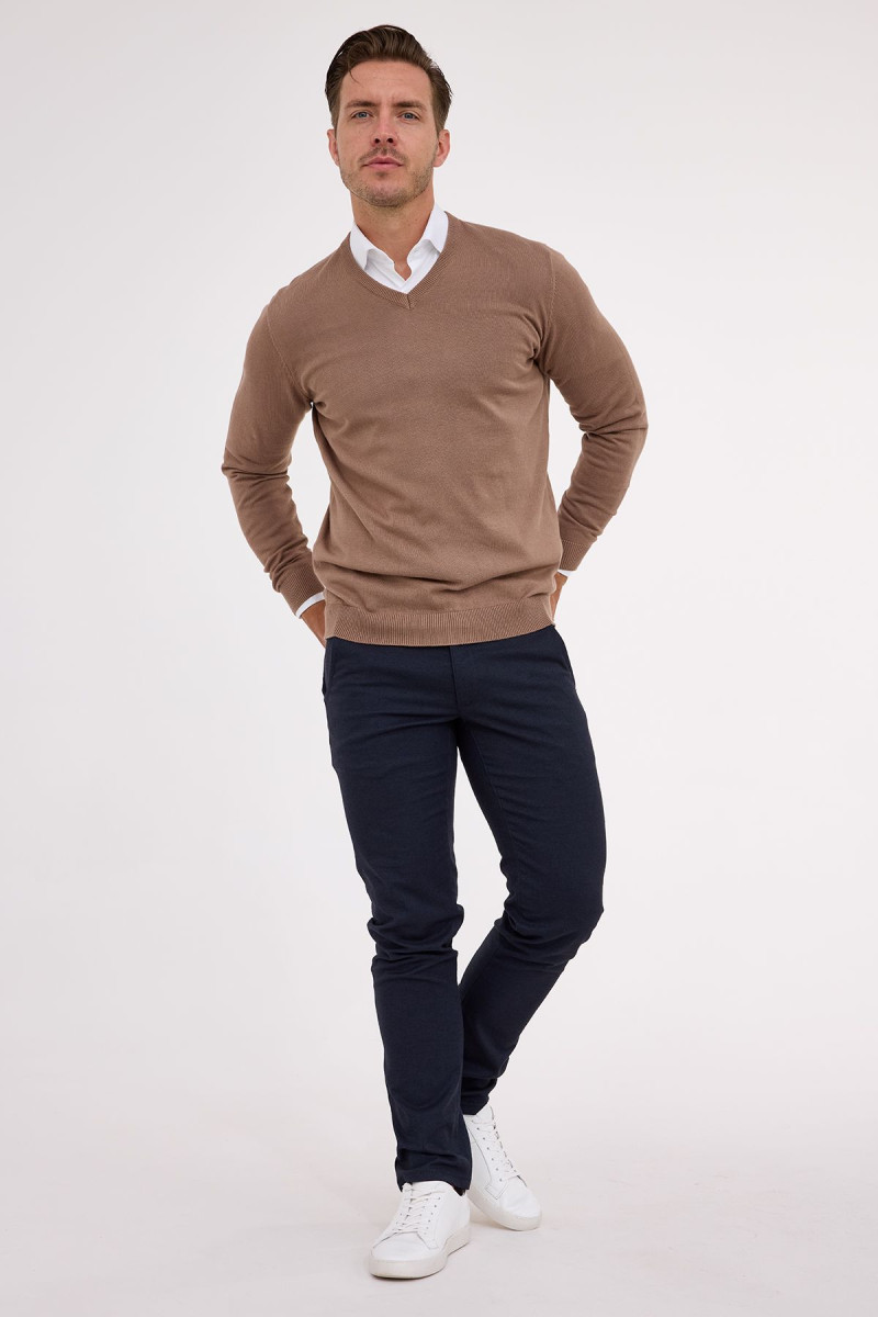 Beżowy sweter męski Villaro – klasyczny V-neck z bawełny - cała sylwetka