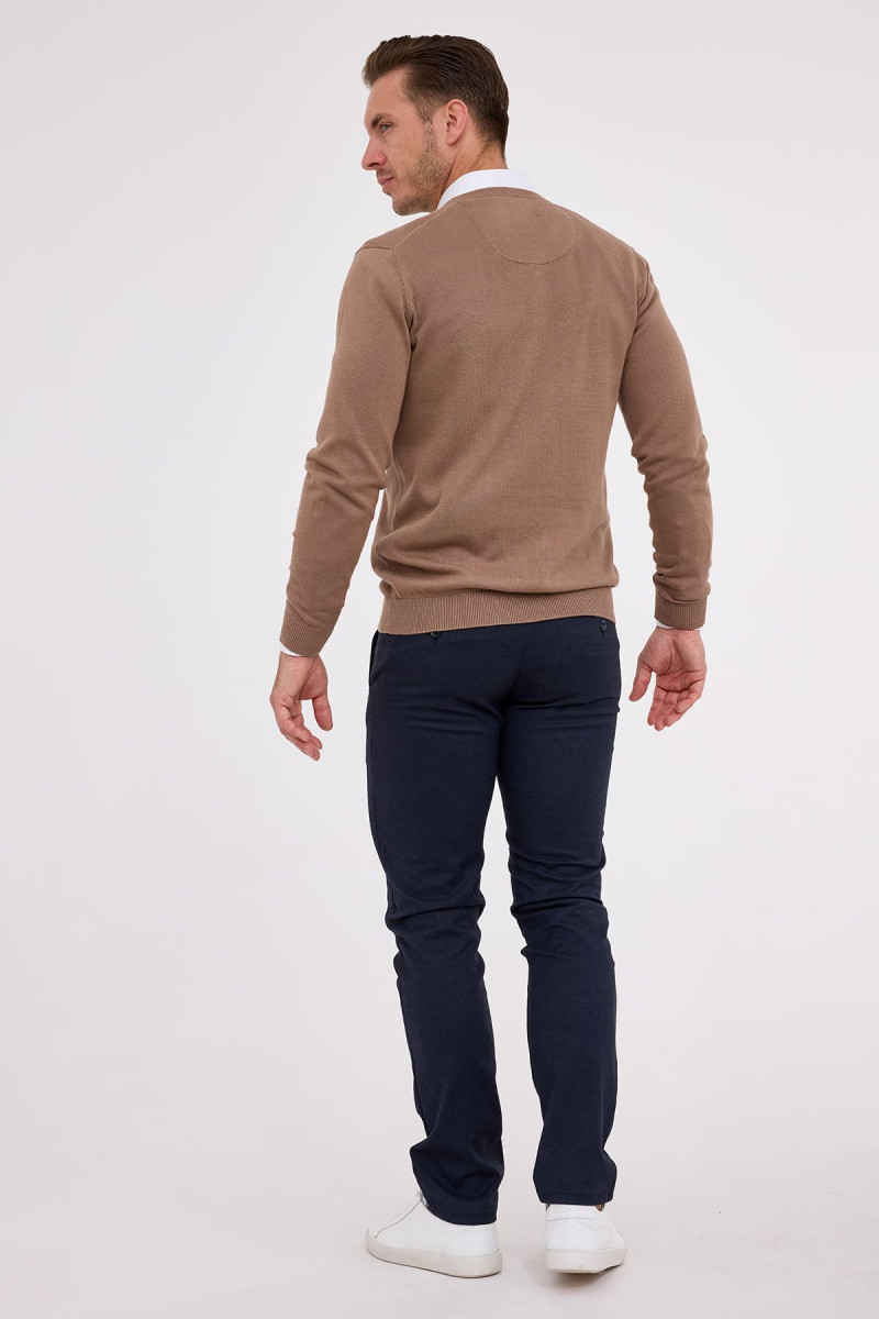 Beżowy sweter męski Villaro – klasyczny V-neck z bawełny - tyłem