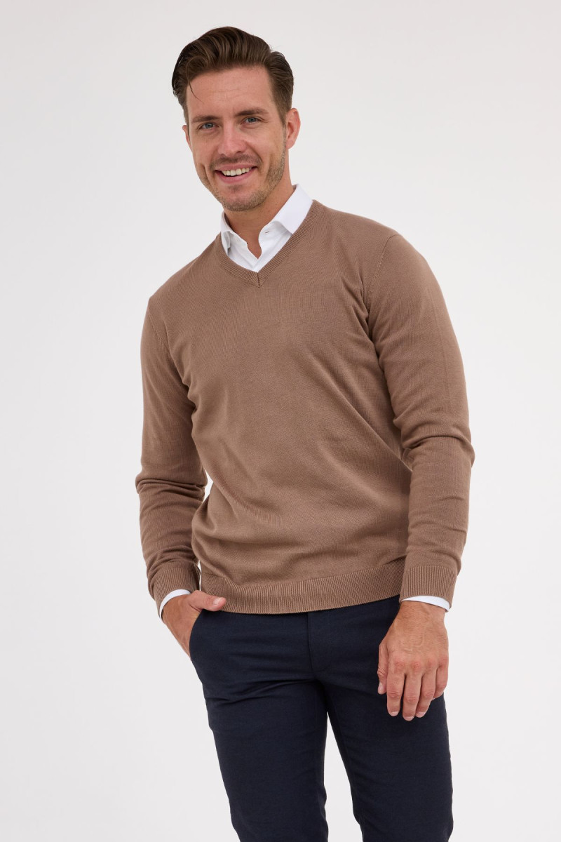 Beżowy sweter męski Villaro – klasyczny V-neck z bawełny