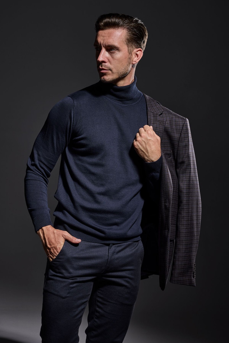 Granatowy sweter męski Villaro – stylizacja