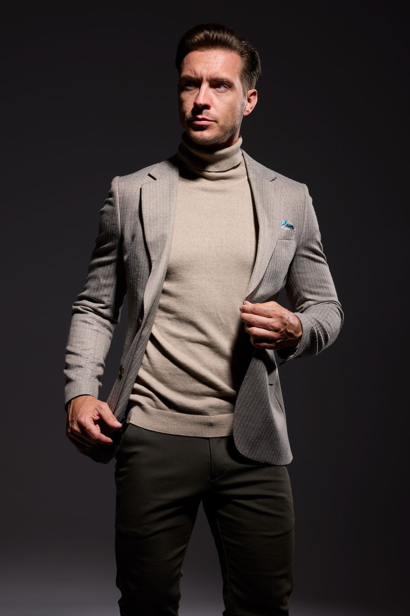 Beżowy sweter męski golf Villaro  stylizacja z marynarką i chinosami