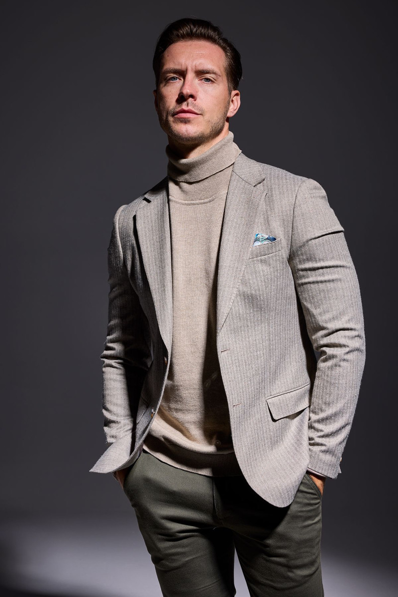 Beżowy sweter męski golf Villaro  stylizacja z marynarką