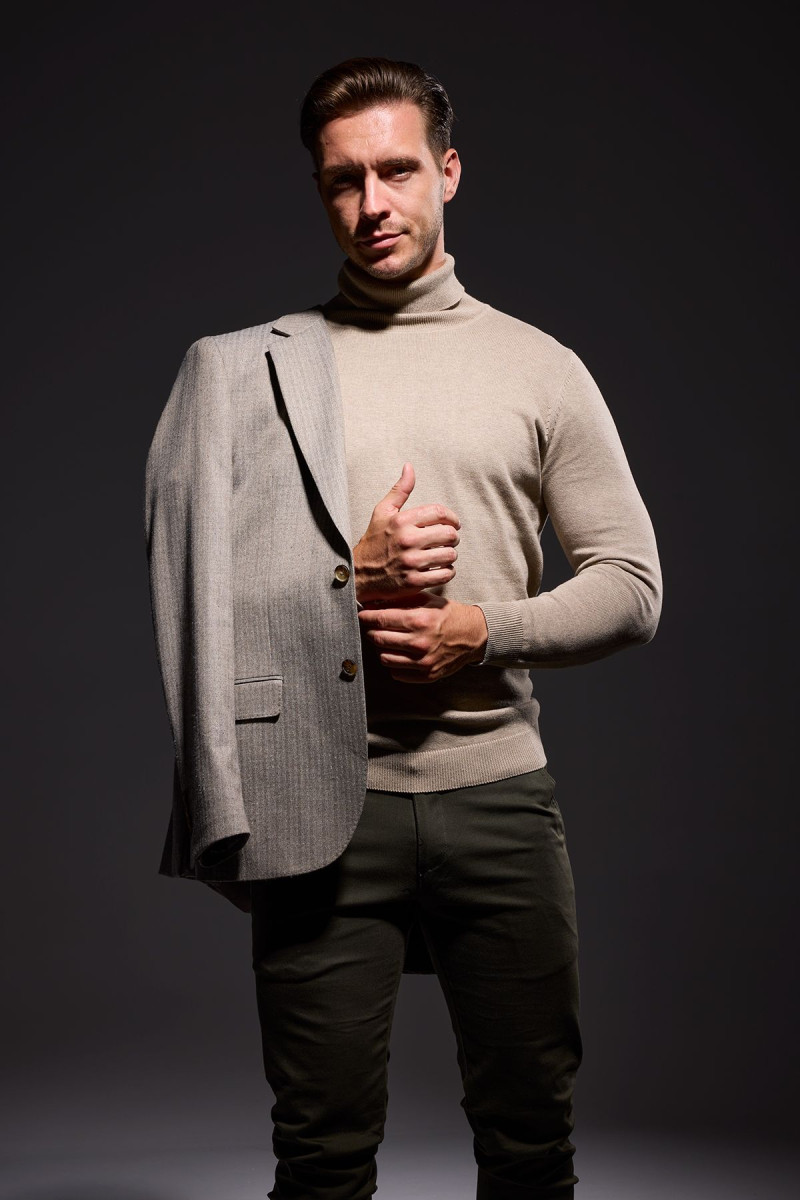 Beżowy sweter męski golf Villaro  stylizacja z zielonymi spodniami