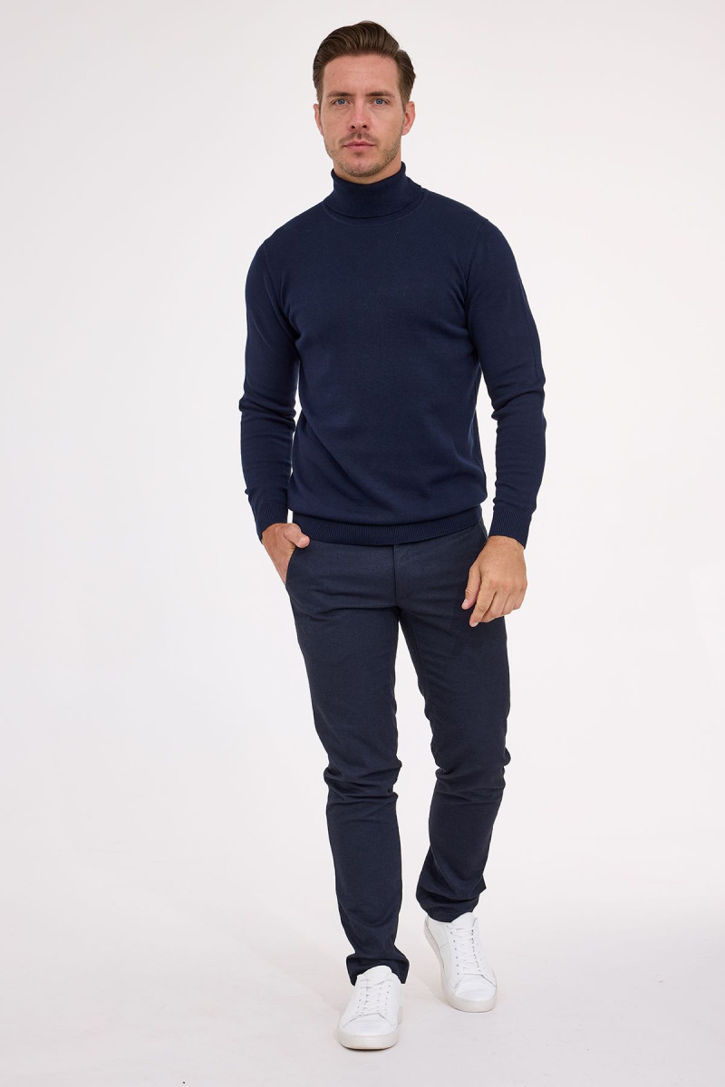 Granatowy sweter męski golf Villaro – cała sylwetka