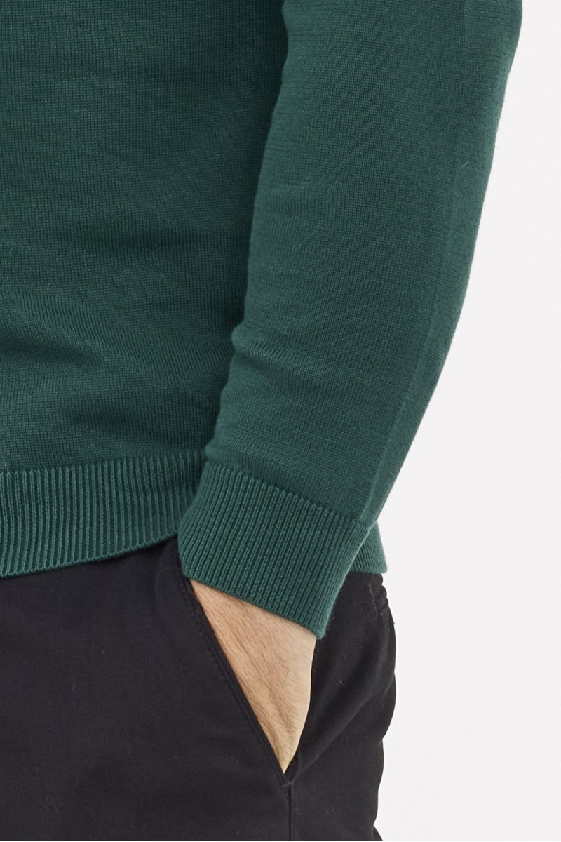 Ściągacze w rękawach i pasie – dopasowany sweter Villaro