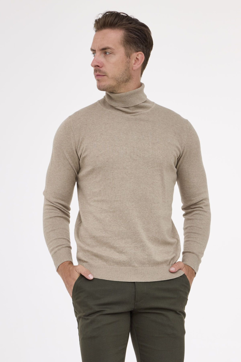 Beżowy sweter męski golf Villaro – model w kolorze mocca