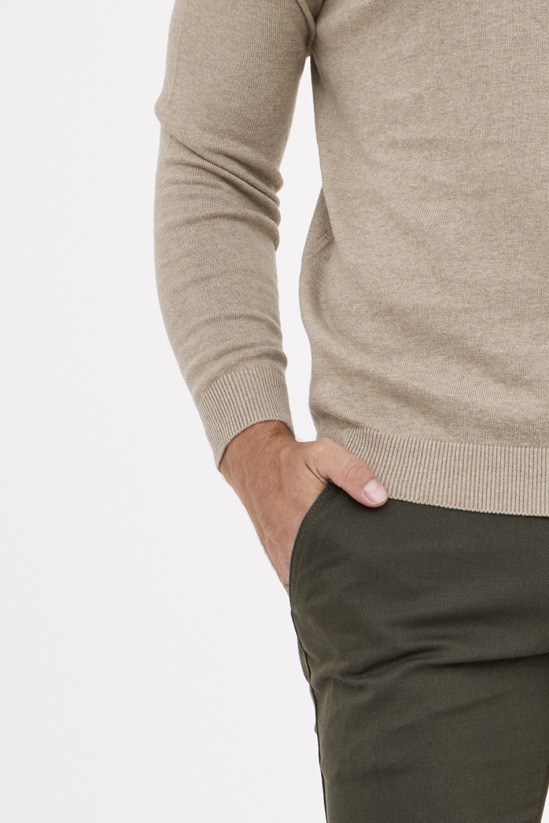 Ściągacze w rękawach – beżowy golf Villaro