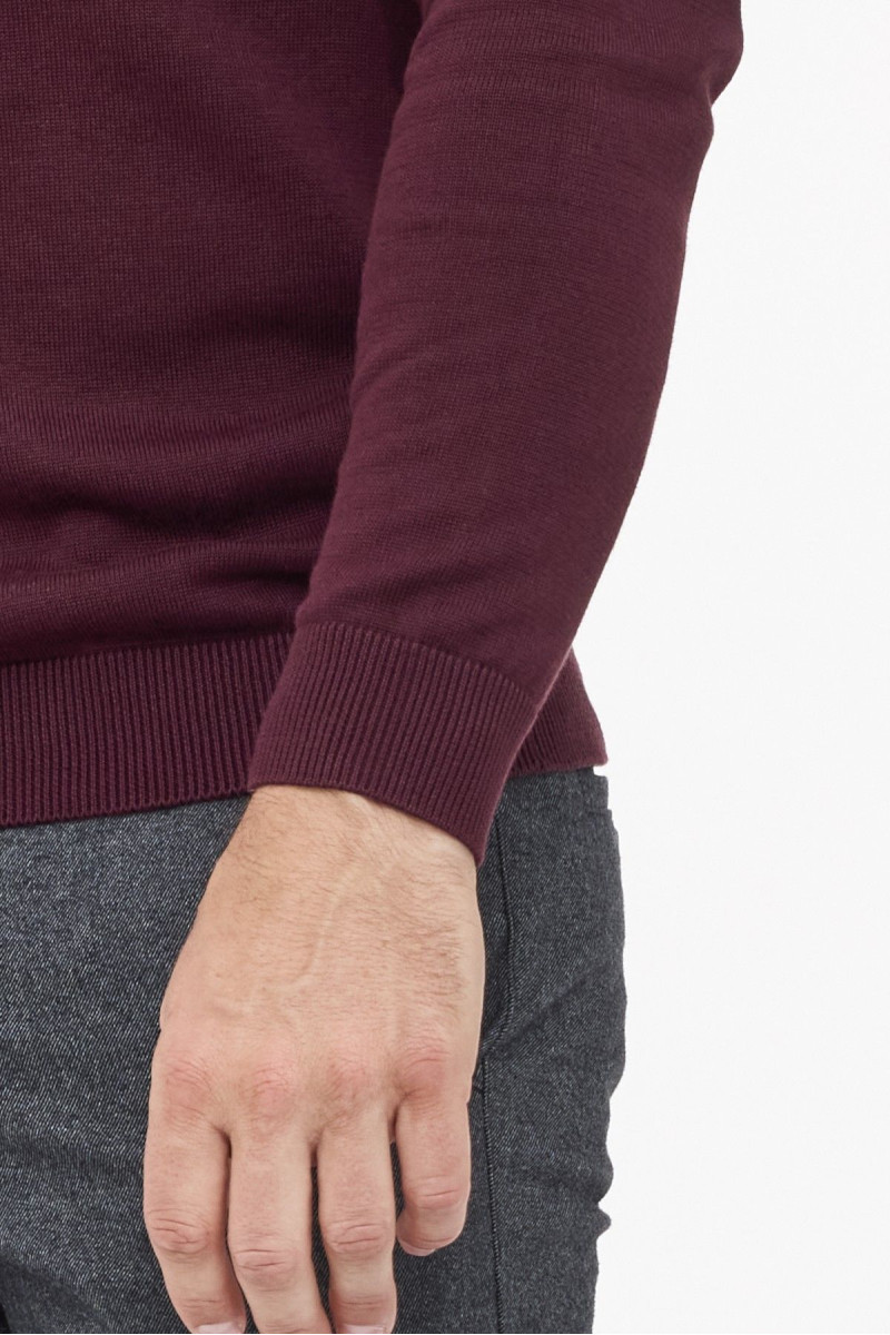 Ściągacze w rękawach – bordowy sweter Villaro