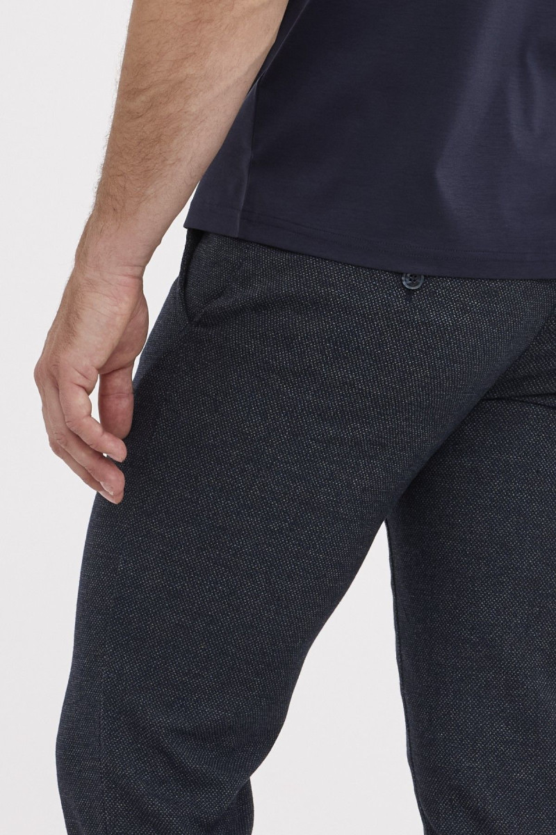 zbliżenie na kieszeń spodni chinosy granatowe VILLARO