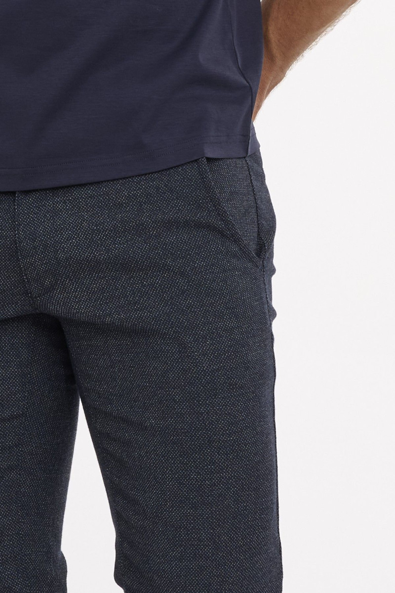 męskie spodnie VILLARO slim fit widok z tyłu