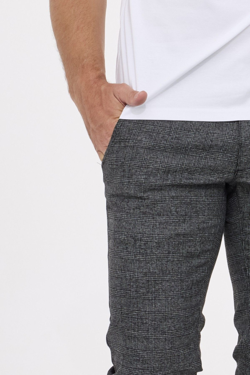 Męskie spodnie chinos szare slim line w kratę – detal tkaniny