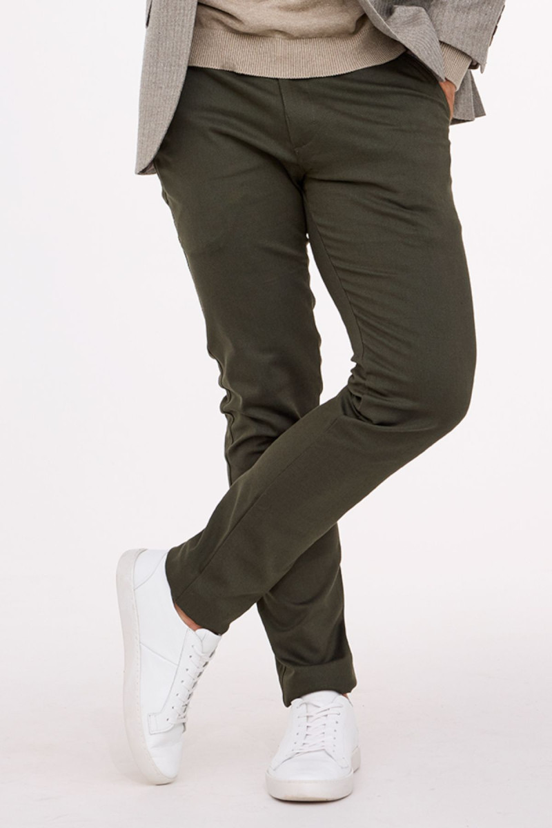 Widok z przodu – dopasowany krój z kieszeniami i szlufkami.