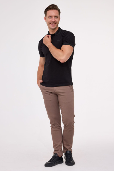 Brązowe spodnie męskie chinosy Villaro o kroju slim line – eleganckie i wygodne.