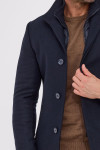 Detale kieszeni i guzików płaszcza męskiego Villaro