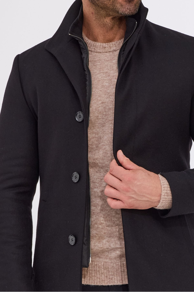 Detale i kieszenie czarnego płaszcza Villaro