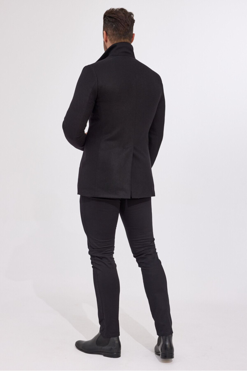 Ocieplana podpinka i stójka w czarnym płaszczu Villaro