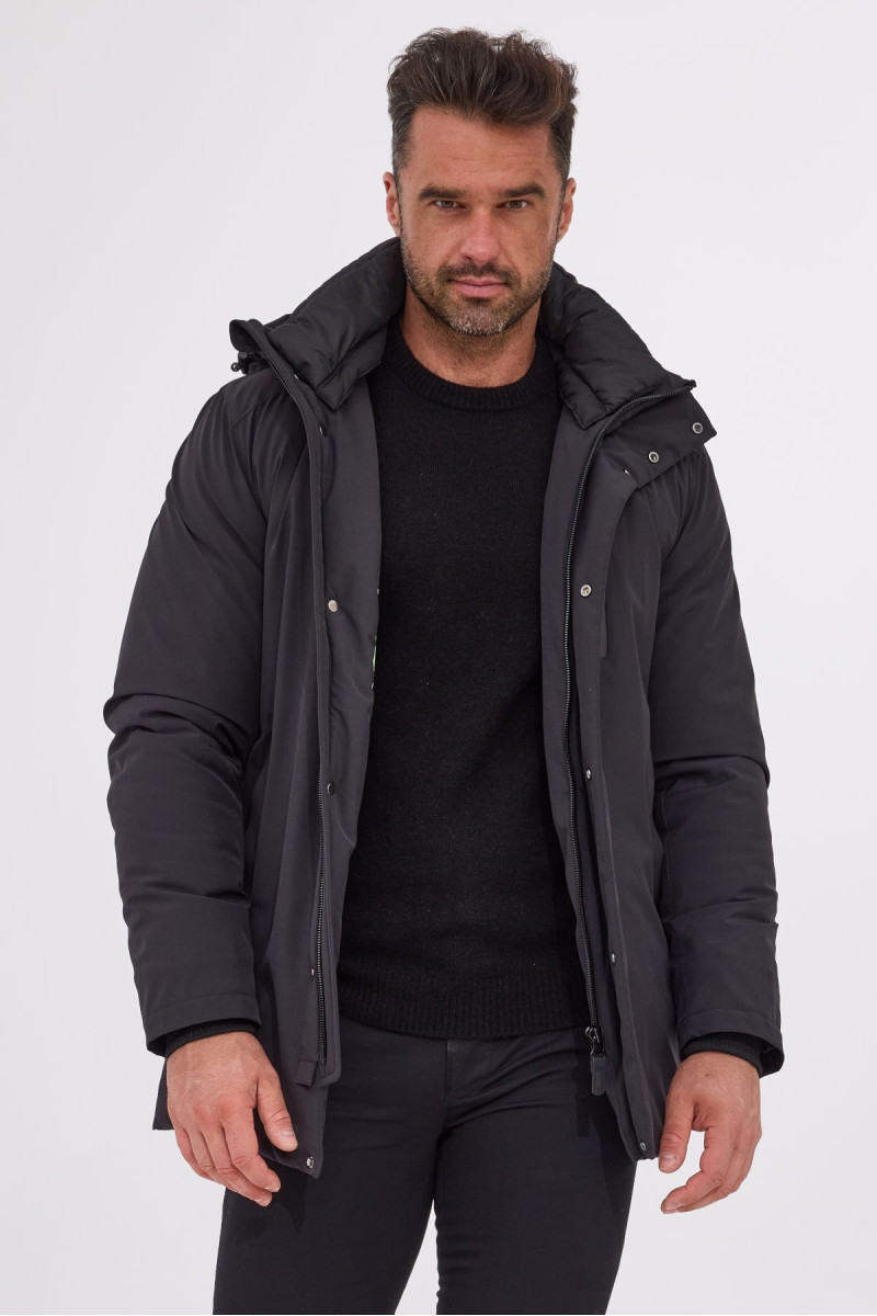Czarna kurtka męska Villaro o prostym kroju z kapturem i stójką – elegancka, lekka i odporna na zagniecenia.
