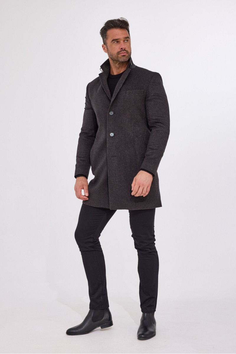 Detal wzoru pepitki i guzików płaszcza Villaro